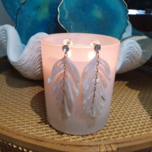 Pearl white feather style resin earrings - diamond type top