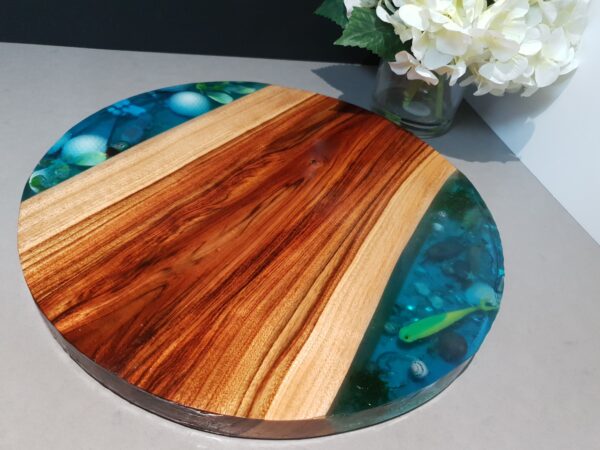 Round camphor laurel wood & resin serving board - Image 2